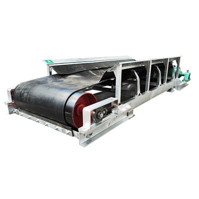 Horizontalni transportni trak s koritom za razsuti material