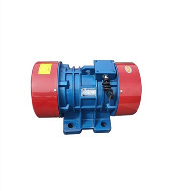 Vibracijski motor za vibrirajoči stroj